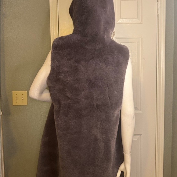 AILENE Eco Fur and Mink Bonbon Hooded Vest. - Picture 9 of 11